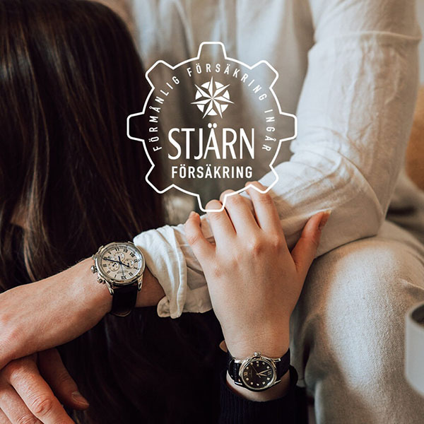 Två personer håller händer, båda bär armbandsur. Stjärnförsäkrings logotyp syns i bilden